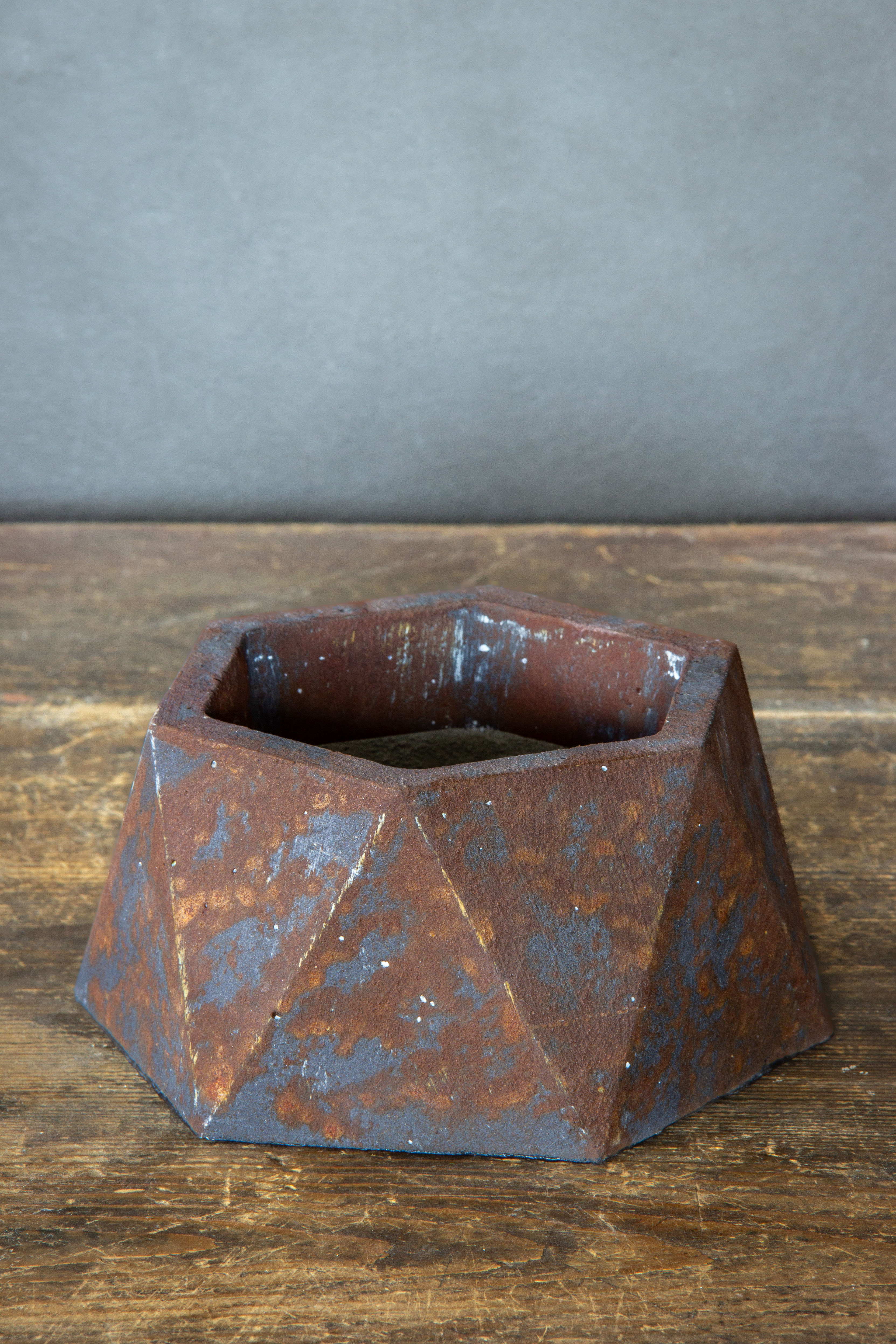 Geometryczna osłonka z betonu portlandzkiego z efektem kortenu – luksusowa dekoracja